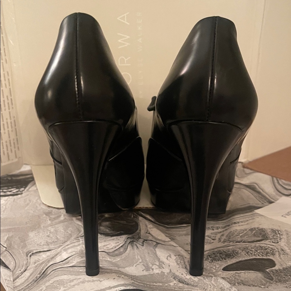 Gucci Women's 5” oxford platform pumps. Black Leather with Gold Hardware. - Picture 4 of 7